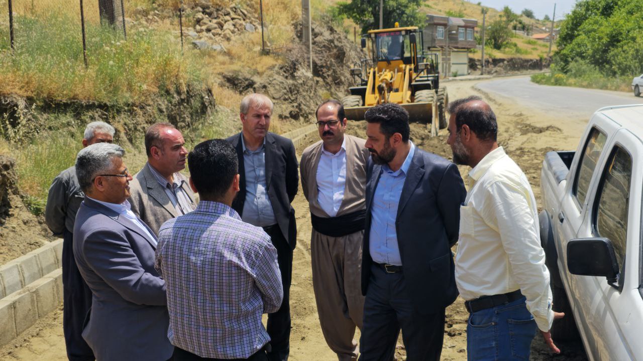 بازدید ریباز میرزایی فرماندار شهرستان سردشت به همراه بخشدار بخش مرکزی از پروژه راهسازی روستای باوه